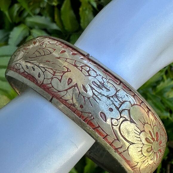 Red and silver tone etched bangle bracelet - Picture 5 of 9